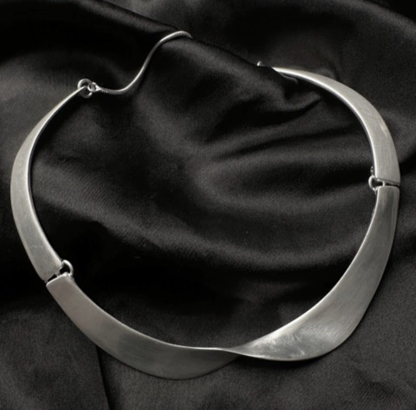 Colar Gargatilha Escovado com Design Assimétrico