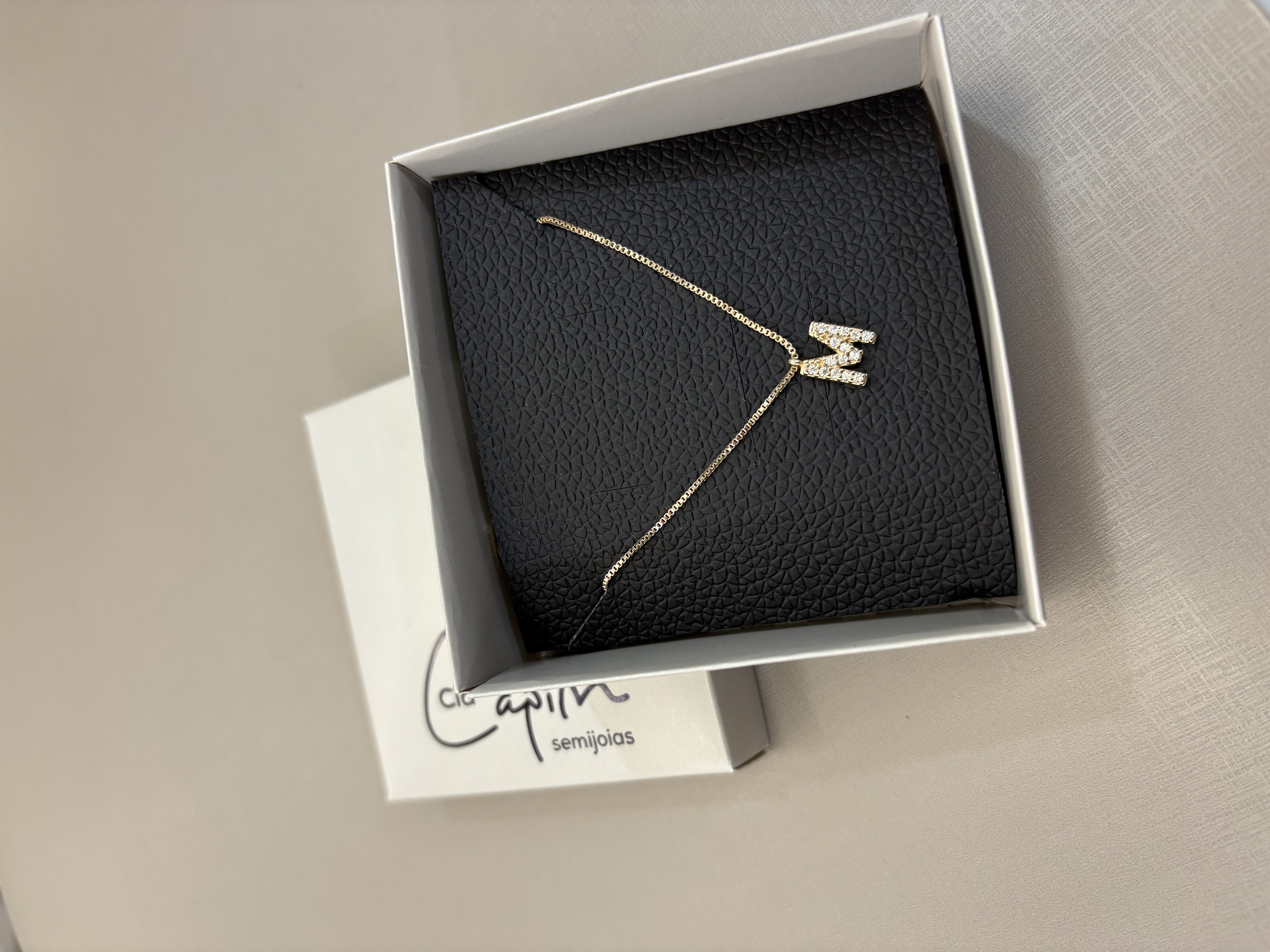 Colar letra do nome em zircônias