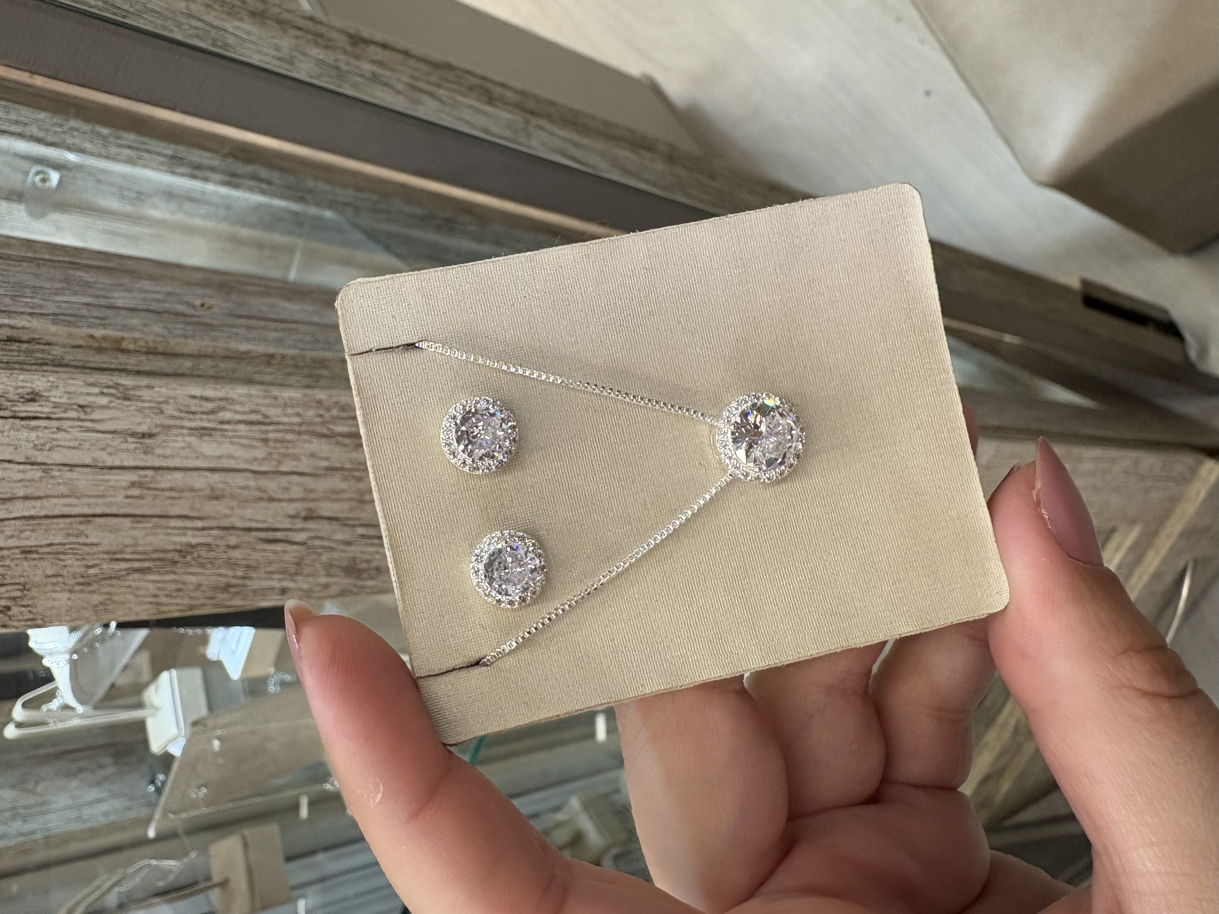 Conjunto solitário com micro zircônias em banho prata