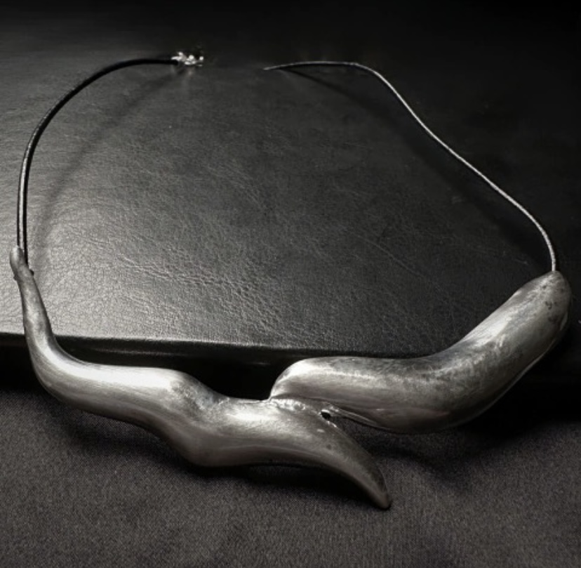 Colar com Pingente Orgânico em Metal Escovado