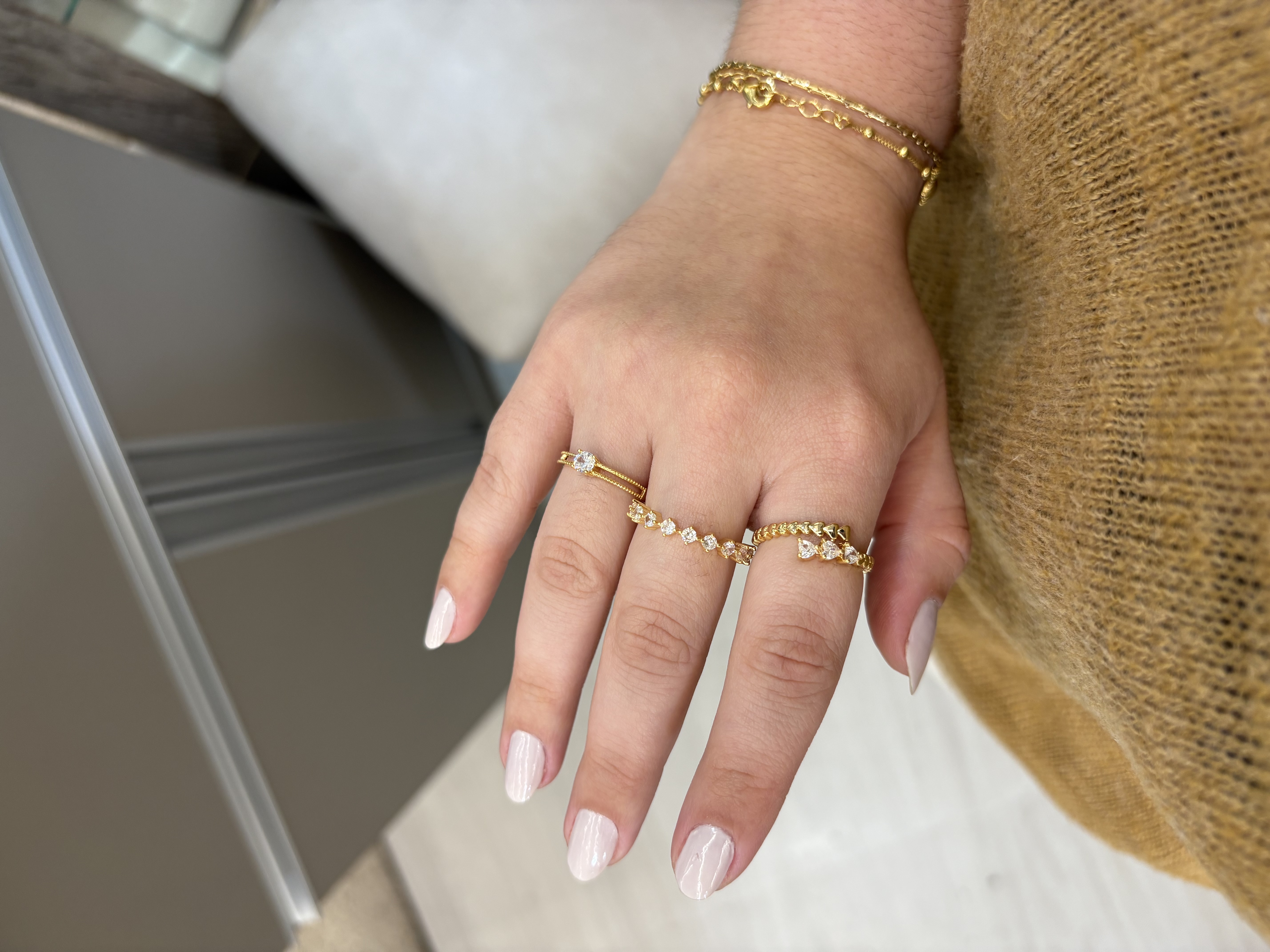 Trio de anéis com zircônias dourados